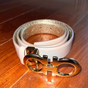 REVERSIBLE AND ADJUSTABLE GANCINI BELT. Gold & nude. Size 85 or 4/6. Gold hw.